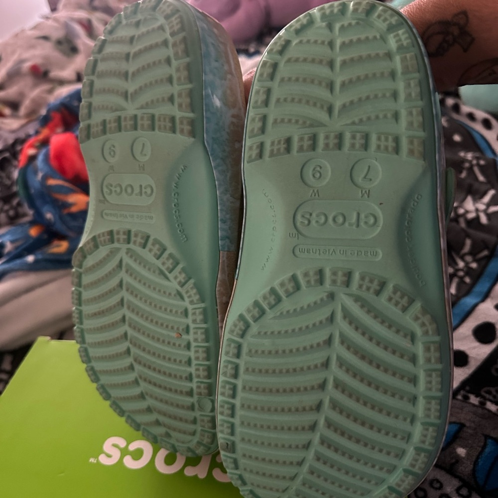 Crocs Margaritaville Tan and Green Clogs - Picture 4 of 4